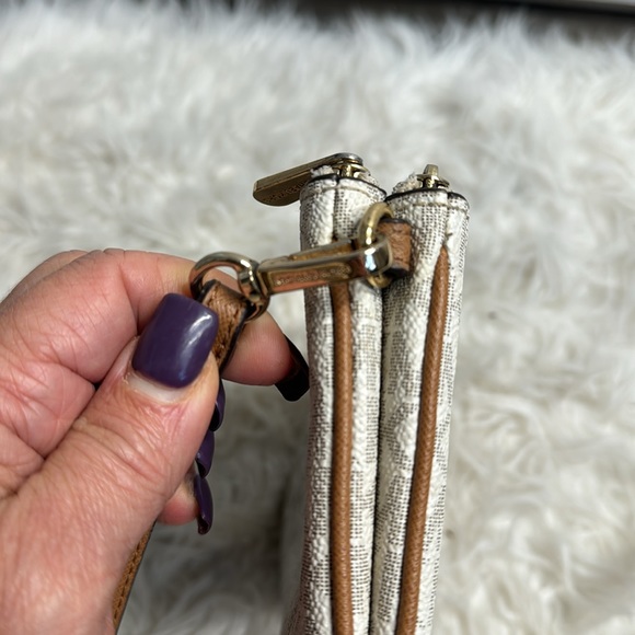 MICHAEL KORS BEDFORD DOUBLE ZIP POCKET MEDIUM WRISTLET - Picture 6 of 10